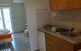 Studio Dimitri/ Maria: Küchenecke mit kleinem Esstisch